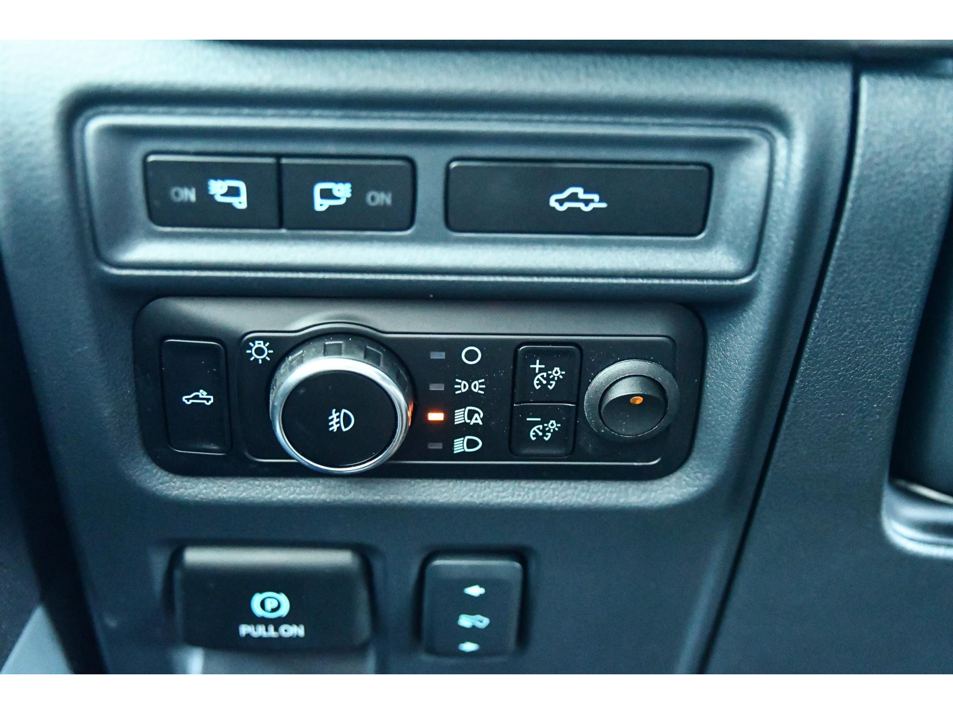 44597687-30.jpg